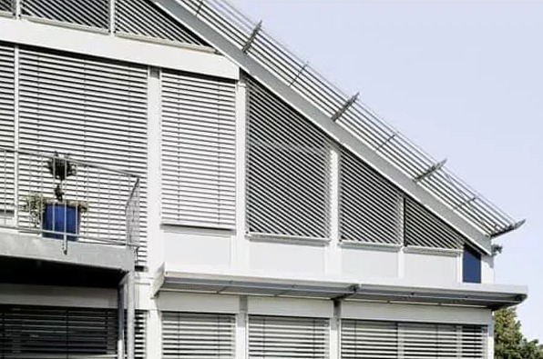 Asymmetrical external venetian blinds